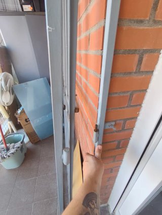 Reja de seguridad con cerrojo de hierro
