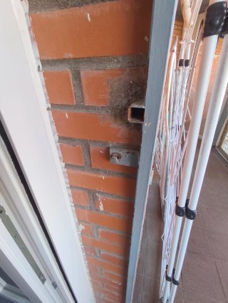 Reja de seguridad con cerrojo de hierro