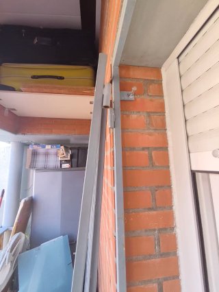 Reja de seguridad con cerrojo de hierro