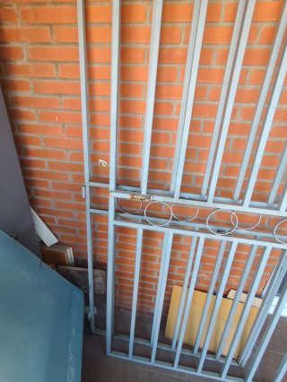 Reja de seguridad con cerrojo de hierro