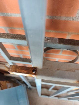 Reja de seguridad con cerrojo de hierro
