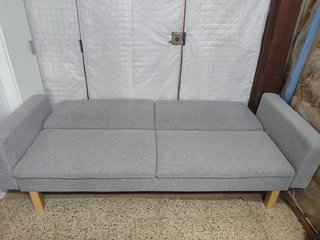 Sofá cama gris tela y madera