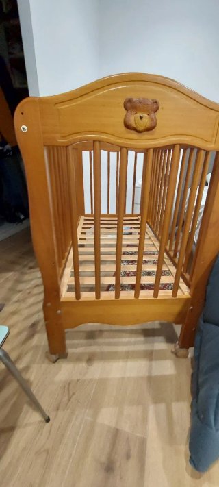 Cuna de madera con ruedas