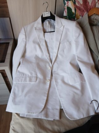Trajes de vestir (beige, negro, blanco)