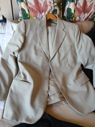 Trajes de vestir (beige, negro, blanco)