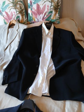 Trajes de vestir (beige, negro, blanco)