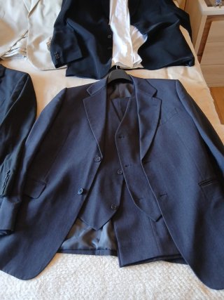 Trajes de vestir (beige, negro, blanco)