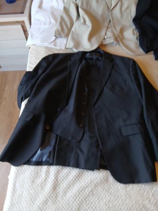 Trajes de vestir (beige, negro, blanco)