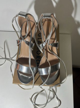 Sandalias tacón plateadas atadas Glamorous