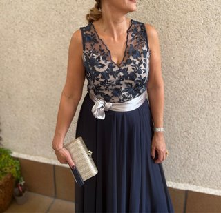 Vestido de fiesta azul y plateado