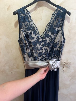 Vestido de fiesta azul y plateado