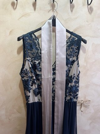 Vestido de fiesta azul y plateado
