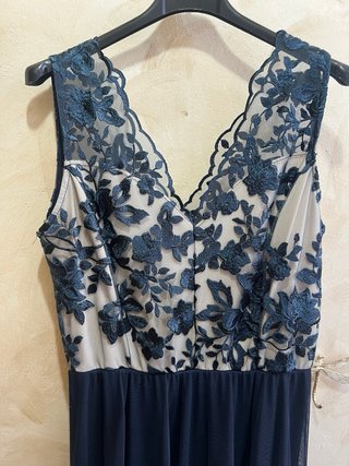 Vestido de fiesta azul y plateado