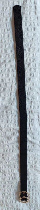 Cinturón negro con doble hebilla dorada