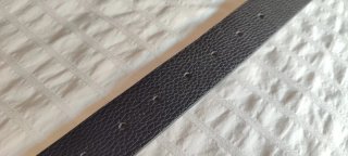 Cinturón negro con doble hebilla dorada