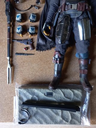 Figura Hot Toys suelta Mandalorian Chrome (HOY)