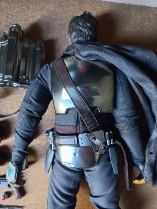 Figura Hot Toys suelta Mandalorian Chrome (HOY)