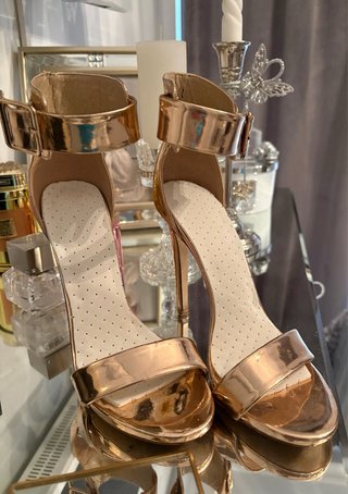 Sandalias doradas de tacón