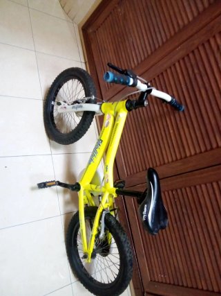 Bicicleta amarilla infantil