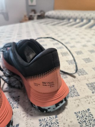 Zapatillas trail Evadict negras y rosas