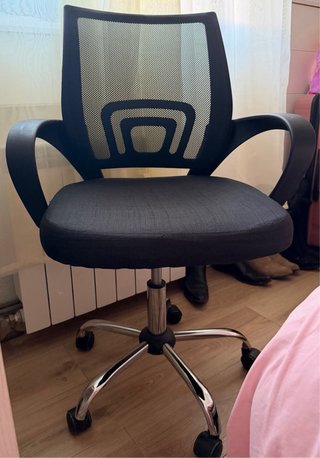 Silla de escritorio negra regulable
