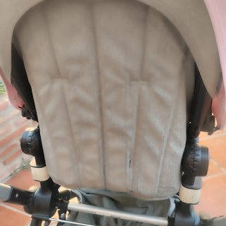 Carrito de bebé rosa y gris