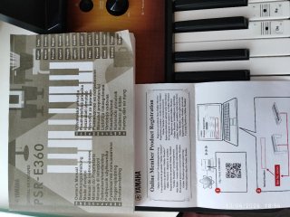 Piano Yamaha PSR-E360 + funda