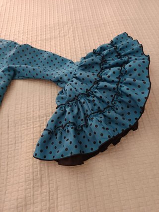 Vestido de gitana azul con lunares negros Lleva un