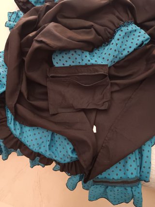 Vestido de gitana azul con lunares negros Lleva un