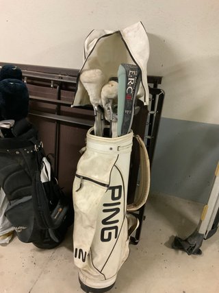 Bolsa de golf PING blanca con palos