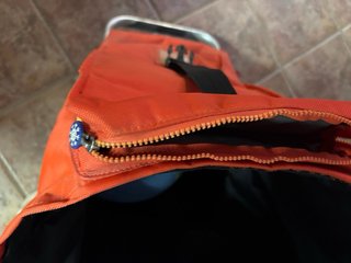 Carro de la compra naranja y negro
