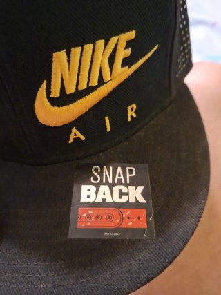 Gorra Nike Snapback Negra y Dorada