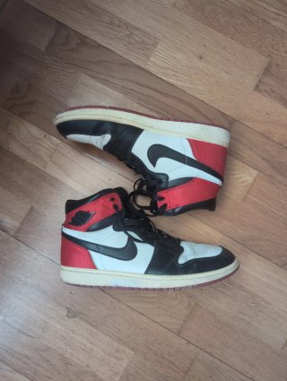 Zapatillas Jordan Negras, Rojas y Blancas