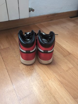 Zapatillas Jordan Negras, Rojas y Blancas