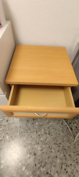 Mesita de noche 3 cajones madera y beige
