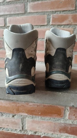 Botas de montaña beige y grises