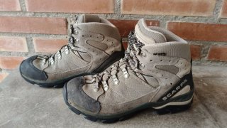Botas de montaña beige y grises