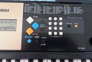 Teclado Yamaha YPT-220 con soporte