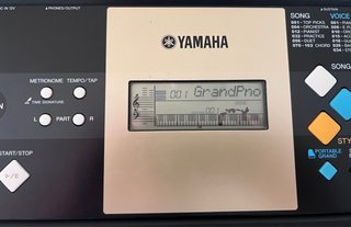 Teclado Yamaha YPT-220 con soporte