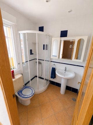 Chalet en Ocaña con piscina, 5 hab. y 4 baños.