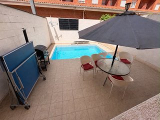 Chalet en Ocaña con piscina, 5 hab. y 4 baños.