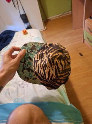 Gorra con estampado de tigre y flores