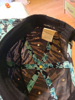 Gorra con estampado de tigre y flores