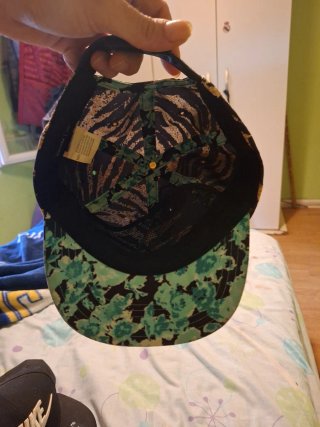 Gorra con estampado de tigre y flores