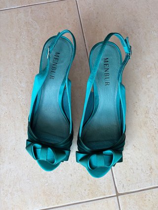Zapatos de tacón verde azulado con lazo
