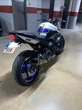 Yamaha XJ6 Naked Azul y Blanca