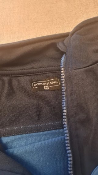 Abito sportivo bambino blu e nero di Boomerang