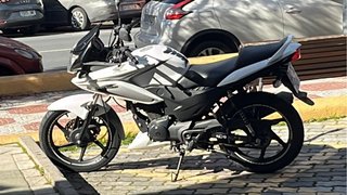 Honda CBF125M Sportbike Blanca y Negra