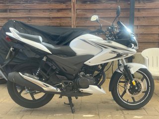 Honda CBF125M Sportbike Blanca y Negra