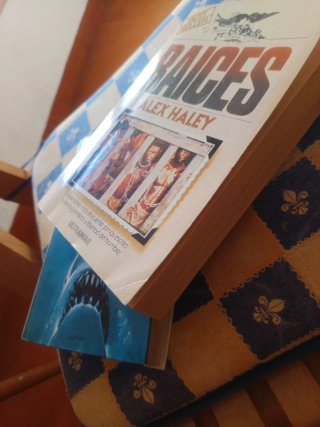 Libros "Tiburón" y " Raíces ".